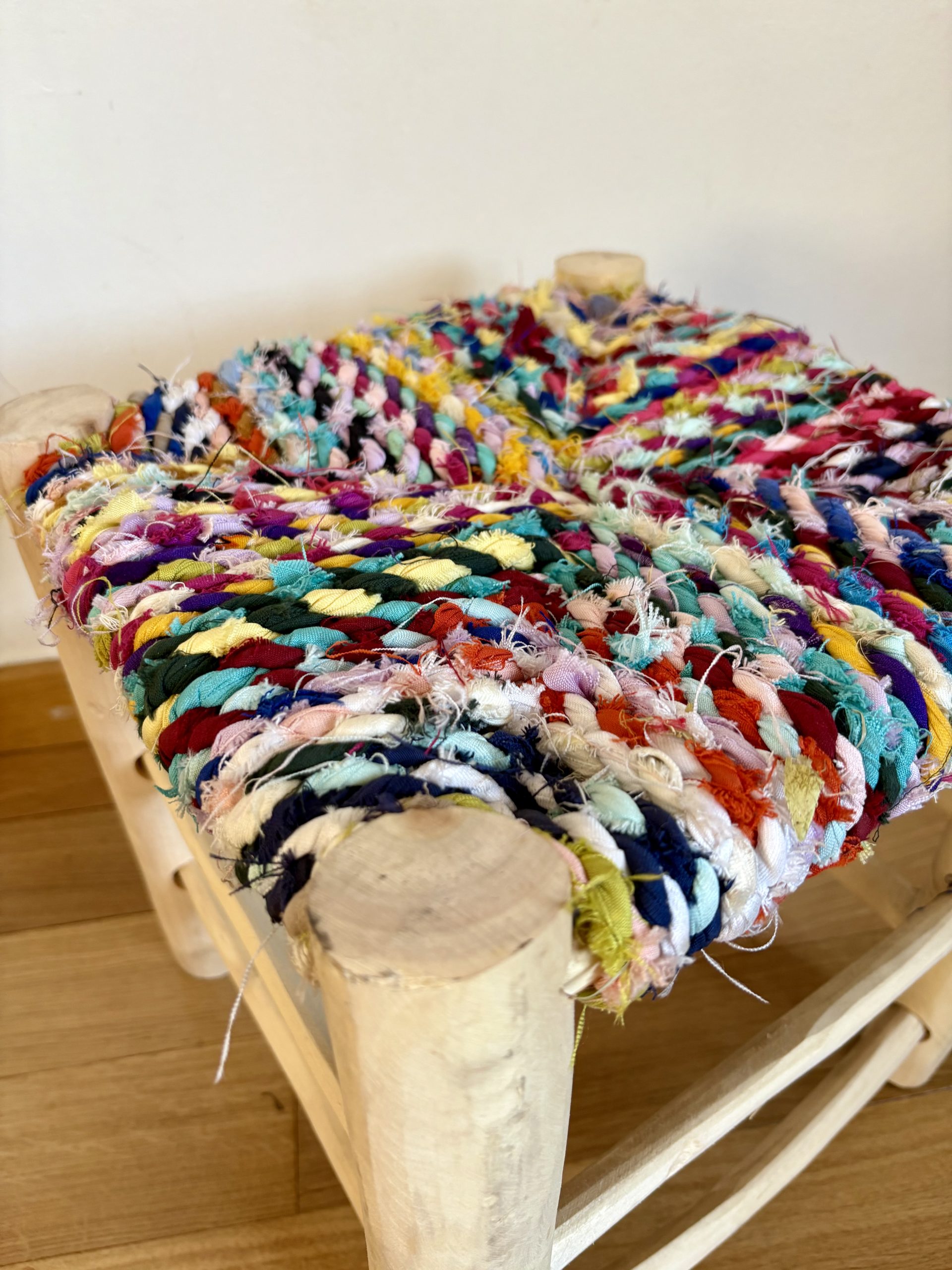 Tabouret marocain coloré boucherouite et en bois naturel