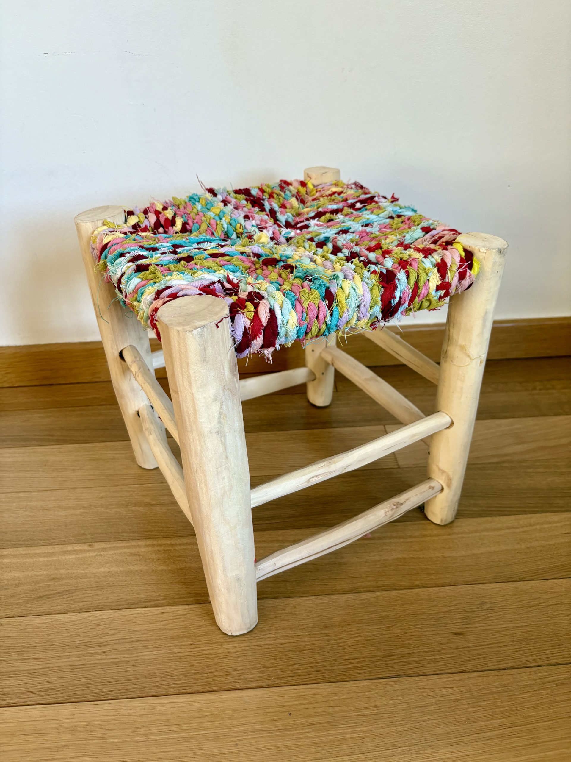 Tabouret marocain coloré boucherouite et en bois naturel
