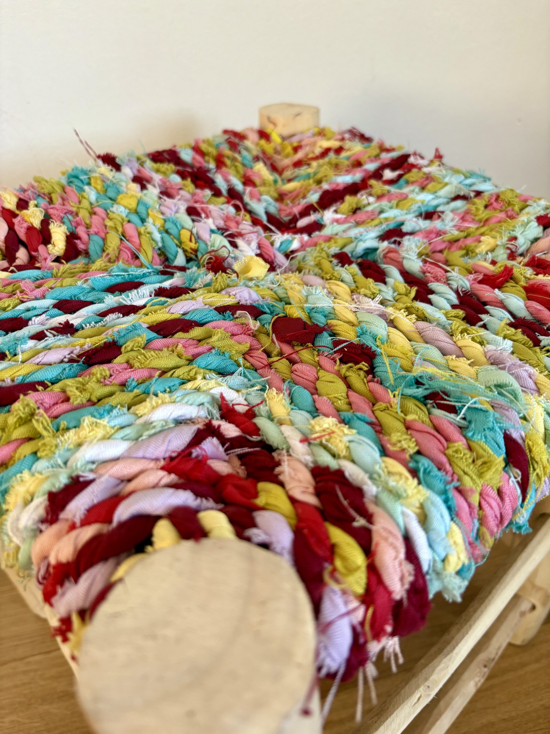 Tabouret marocain coloré boucherouite et en bois naturel