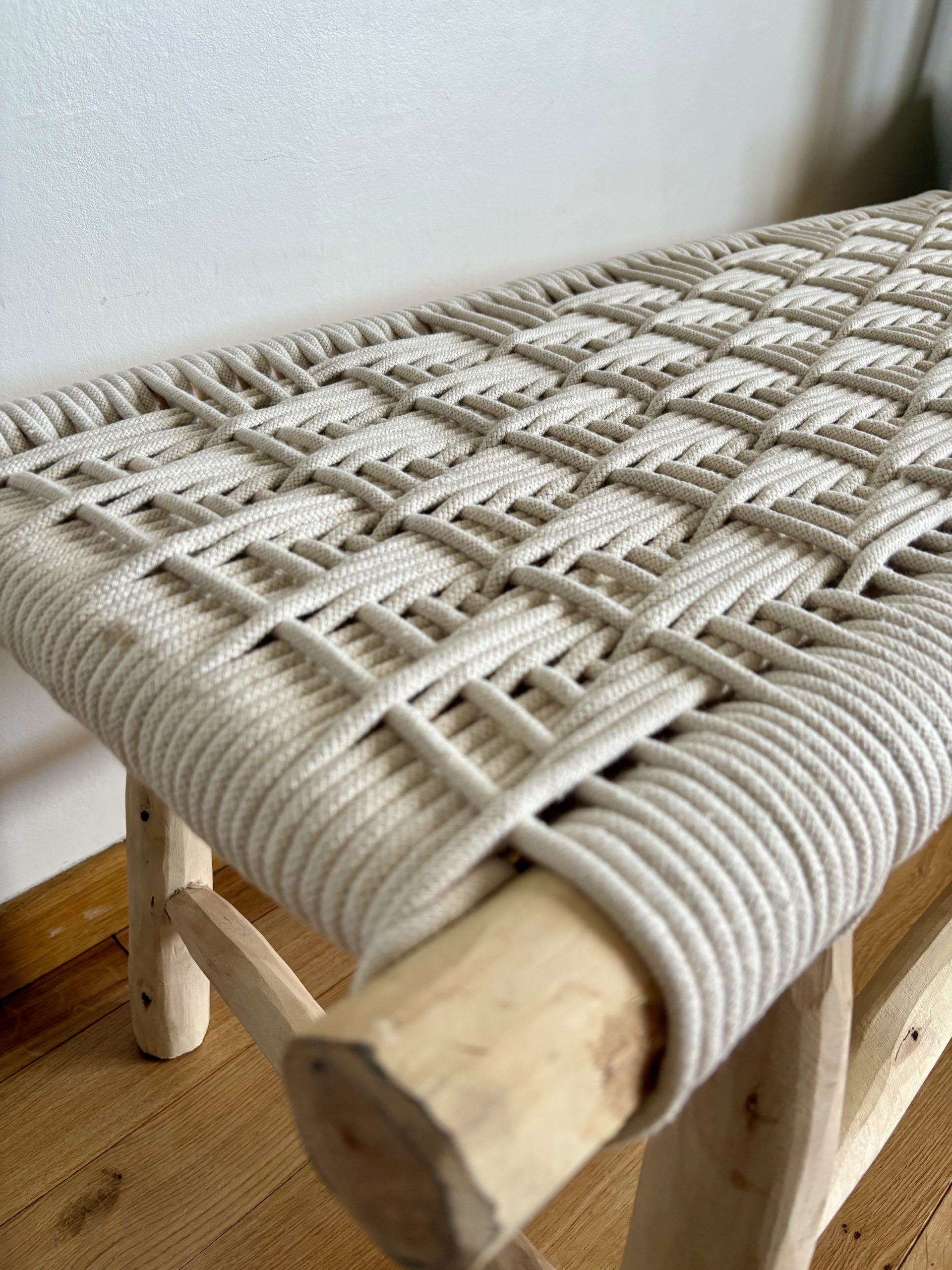 Banc marocain en bois et tressage en corde blanche 100cm
