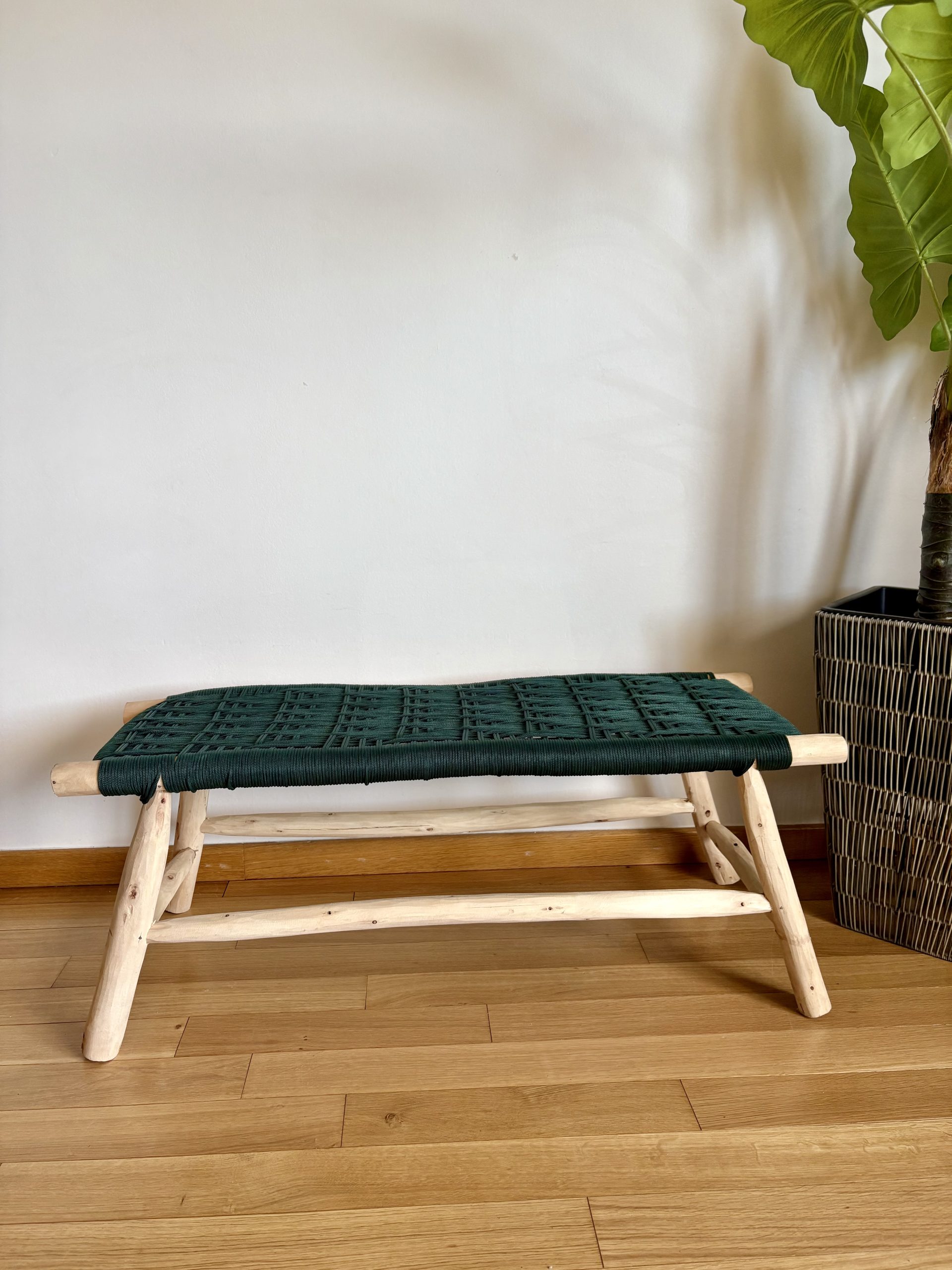 Banc marocain en bois et tressage en fil coloré vert sapin 100cm