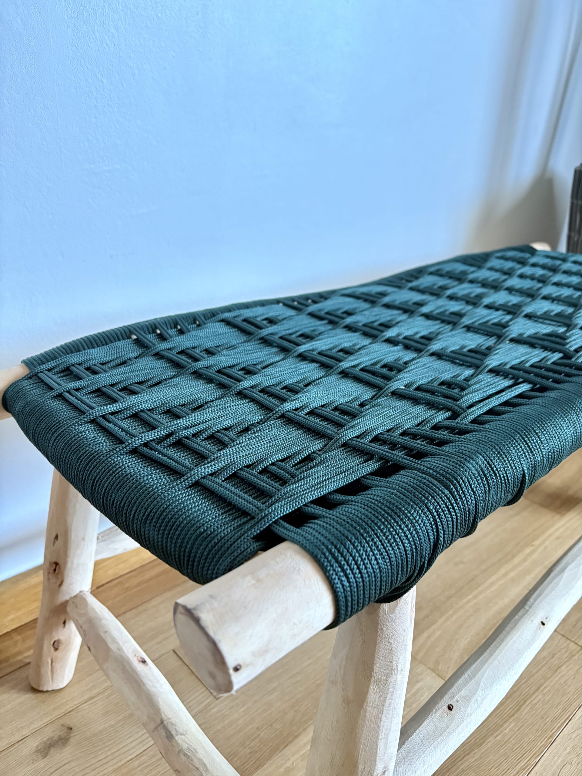 Banc marocain en bois et tressage en fil coloré vert sapin 100cm