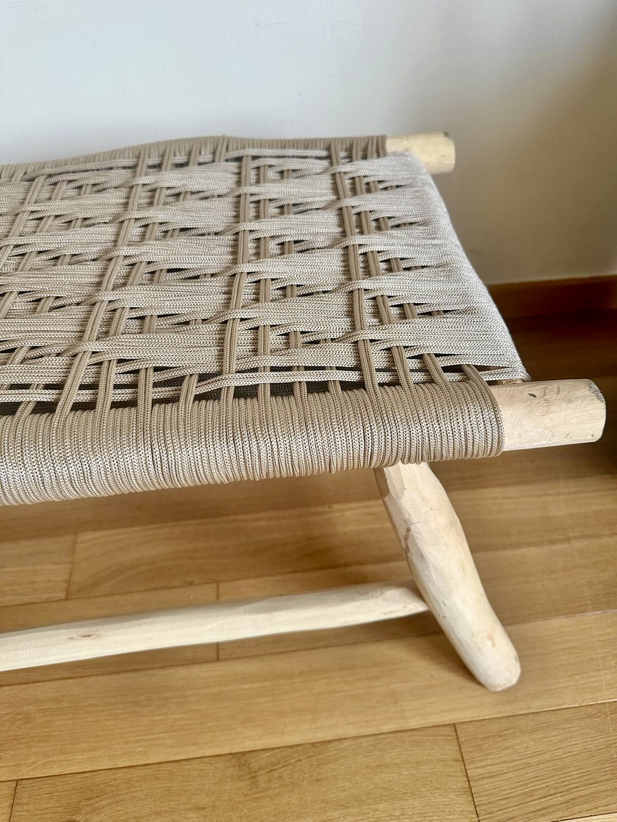 Banc marocain en bois et tressage en fil coloré beige 100cm