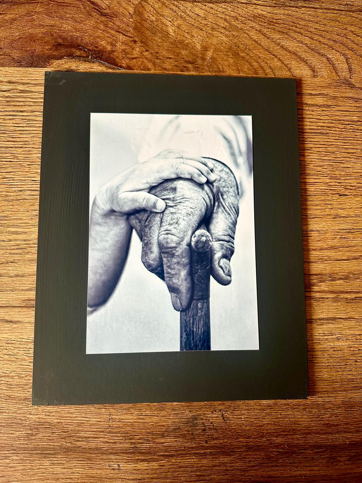 AFFICHE MAROC RIGIDE FOND NOIR PAYSAGE 24x30 - MAINS JEUNES VIEUX