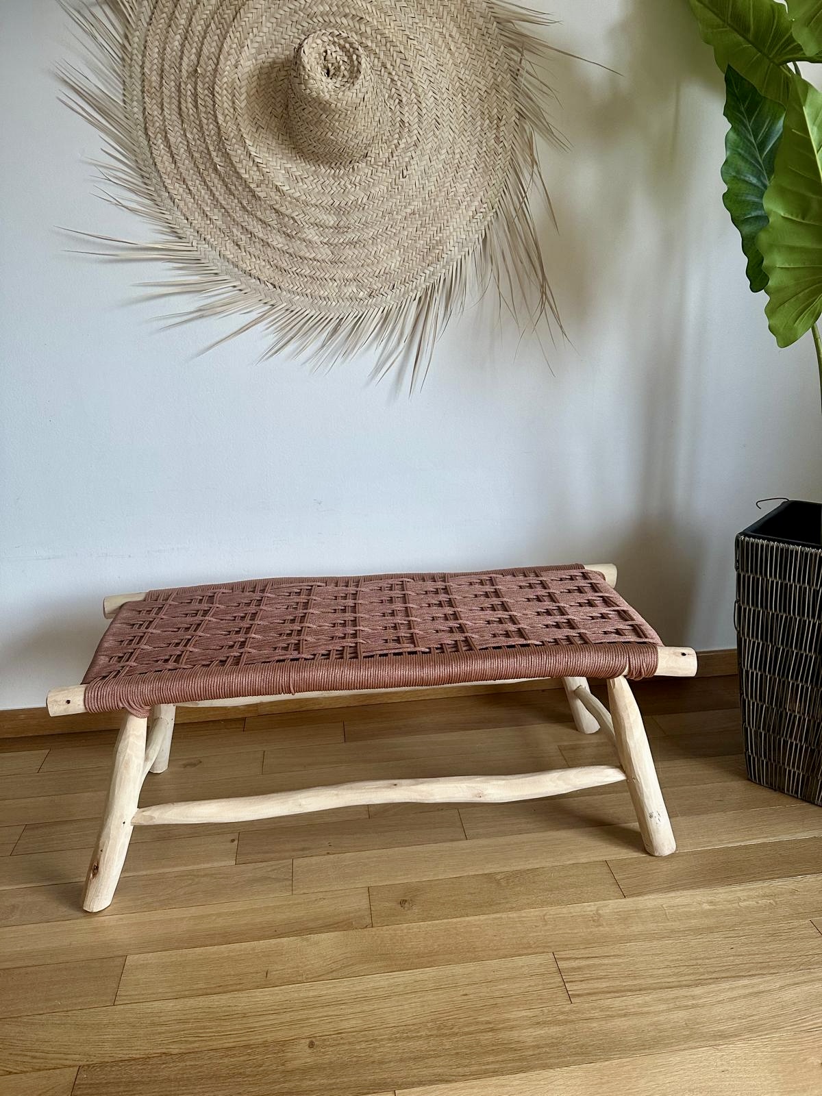 Banc marocain en bois et tressage en fil coloré rose poudré 100cm