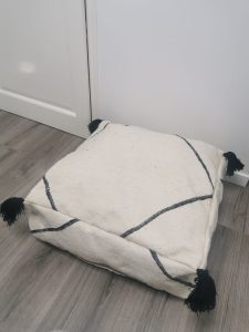 Photo pouf marocain carré dans une chambre - Inspiration Berbere