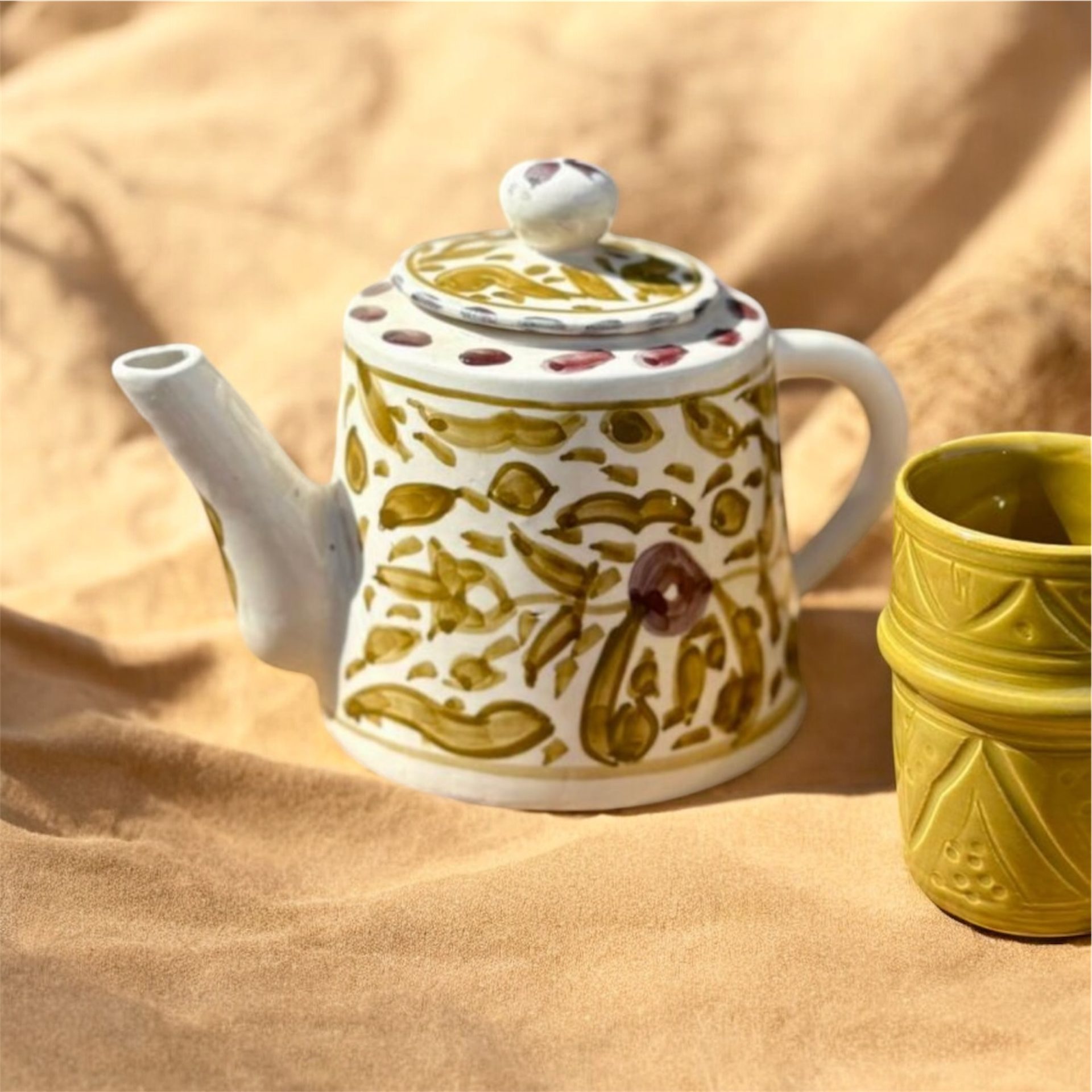 THÉIÈRE BLANCHE DESSIN OCRE ET VIOLET