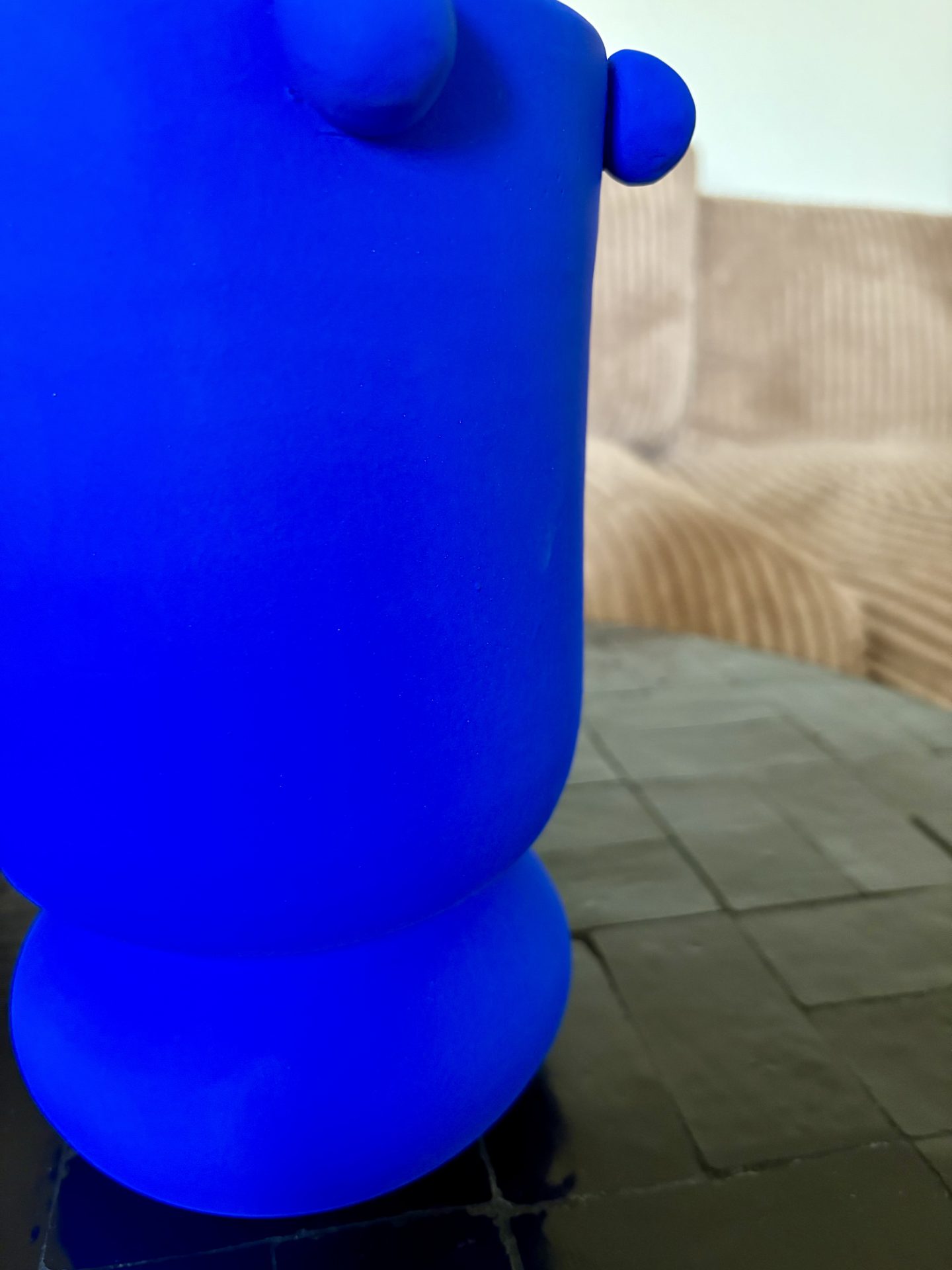 VASE MAROCAIN À BOUTONS BLEU MAJORELLE H24,5 – Image 3