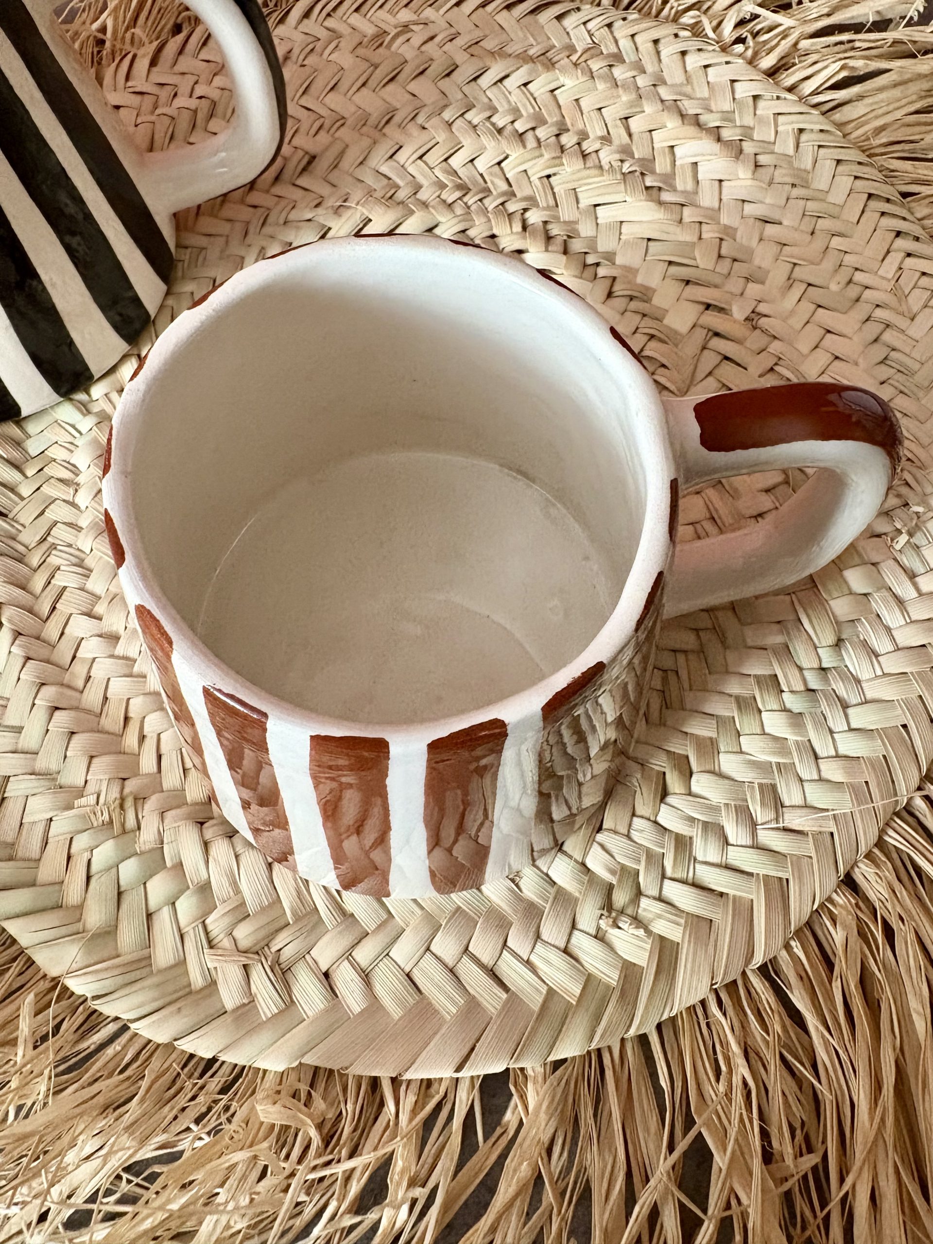 MUG MAROCAIN RAYÉ MARRON FAIT MAIN – Image 2
