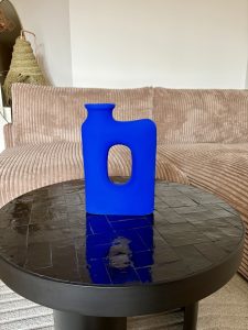 Vase majorelle marocain sur table