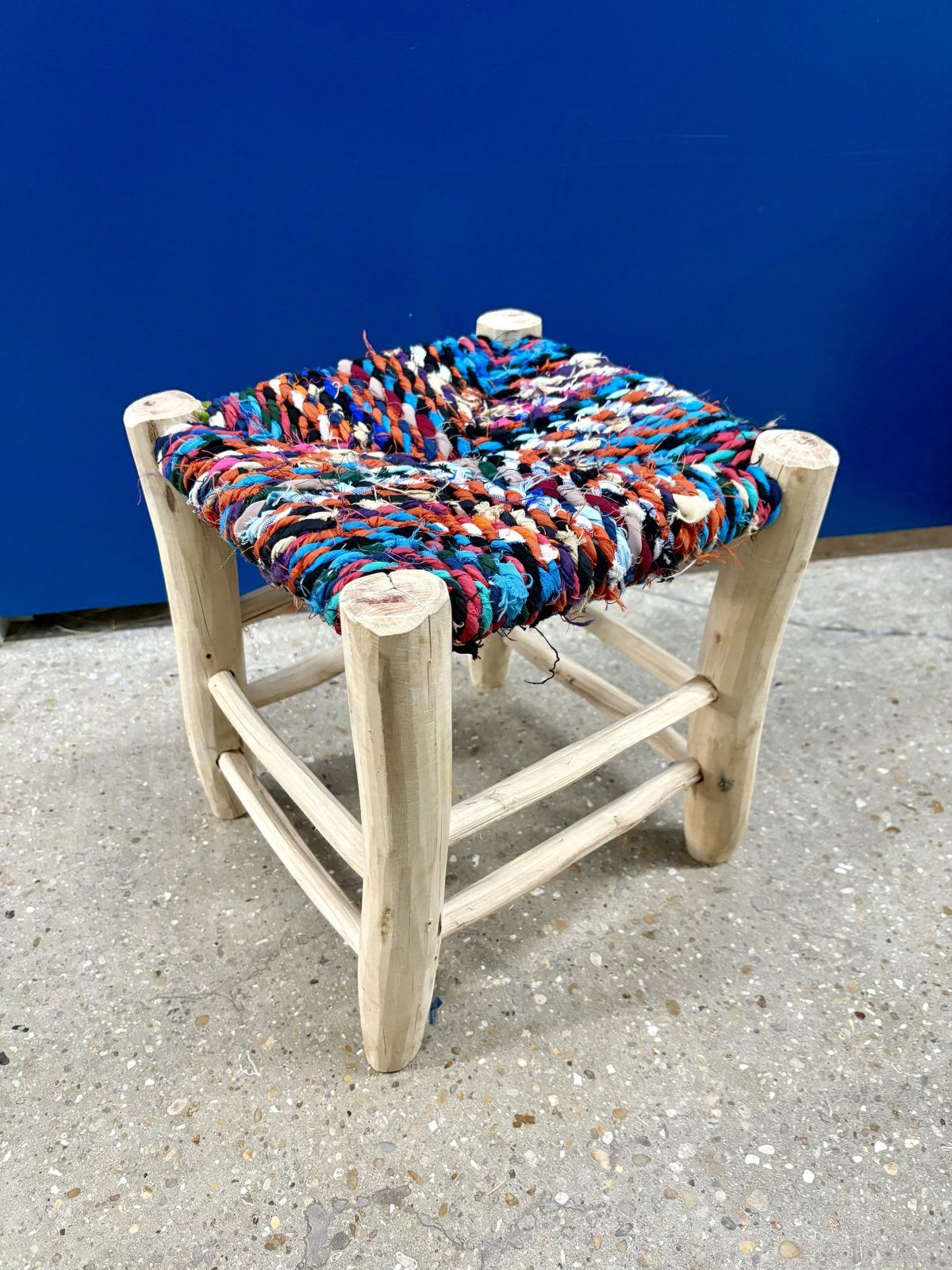 Tabouret marocain coloré boucherouite bleu 30x30