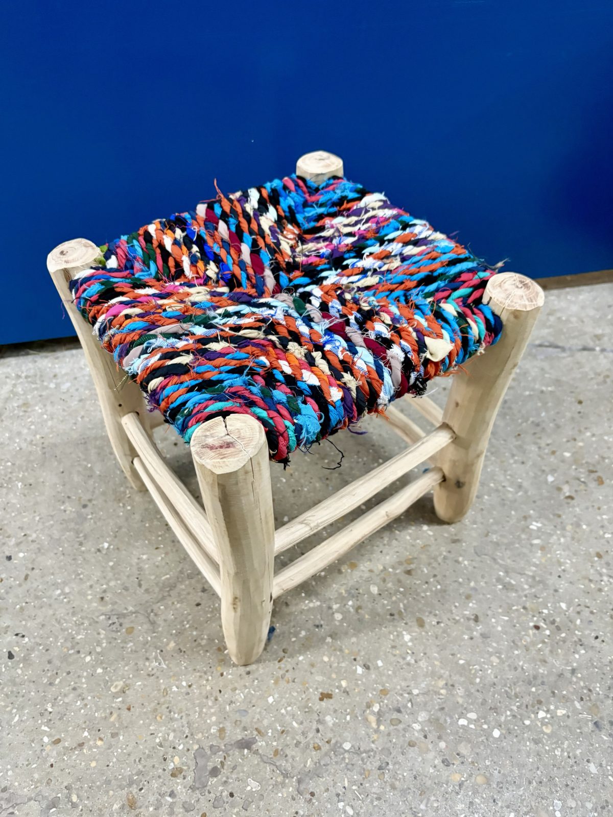 Tabouret marocain coloré boucherouite bleu 30x30 – Image 2