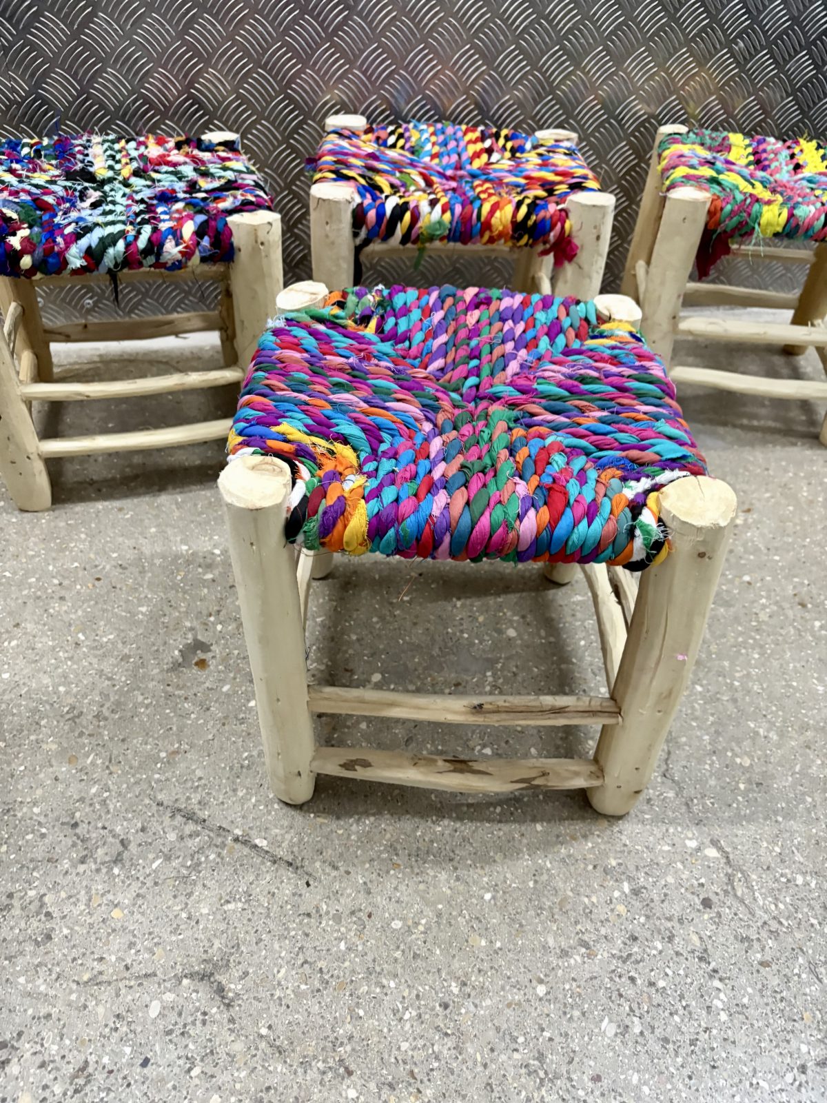 Tabouret marocain coloré boucherouite rose bleu 30x30