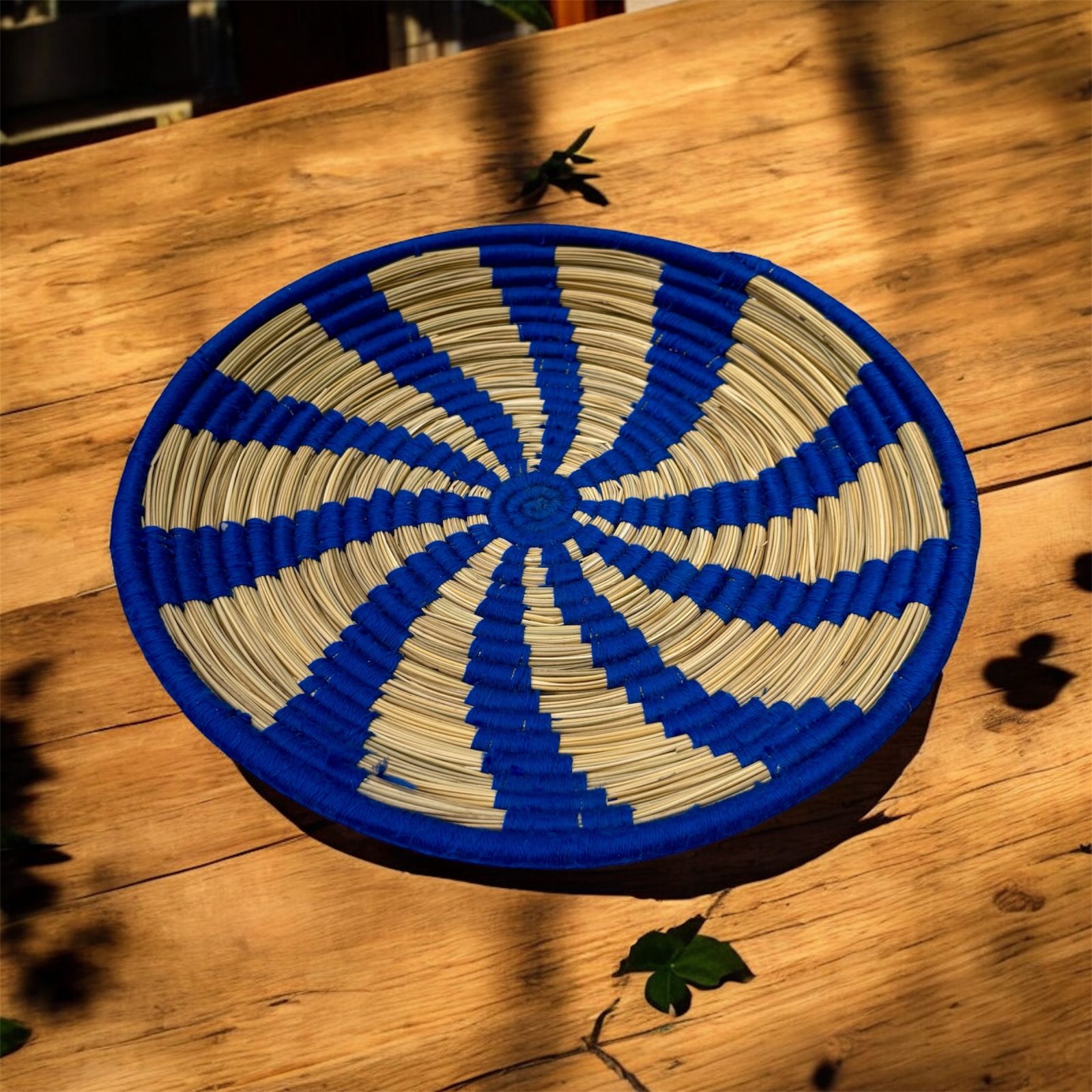 GRAND PLATEAU MAROCAIN ROND EN LAINE BLEU MAJORELLE ET FEUILLES DE PALMIER