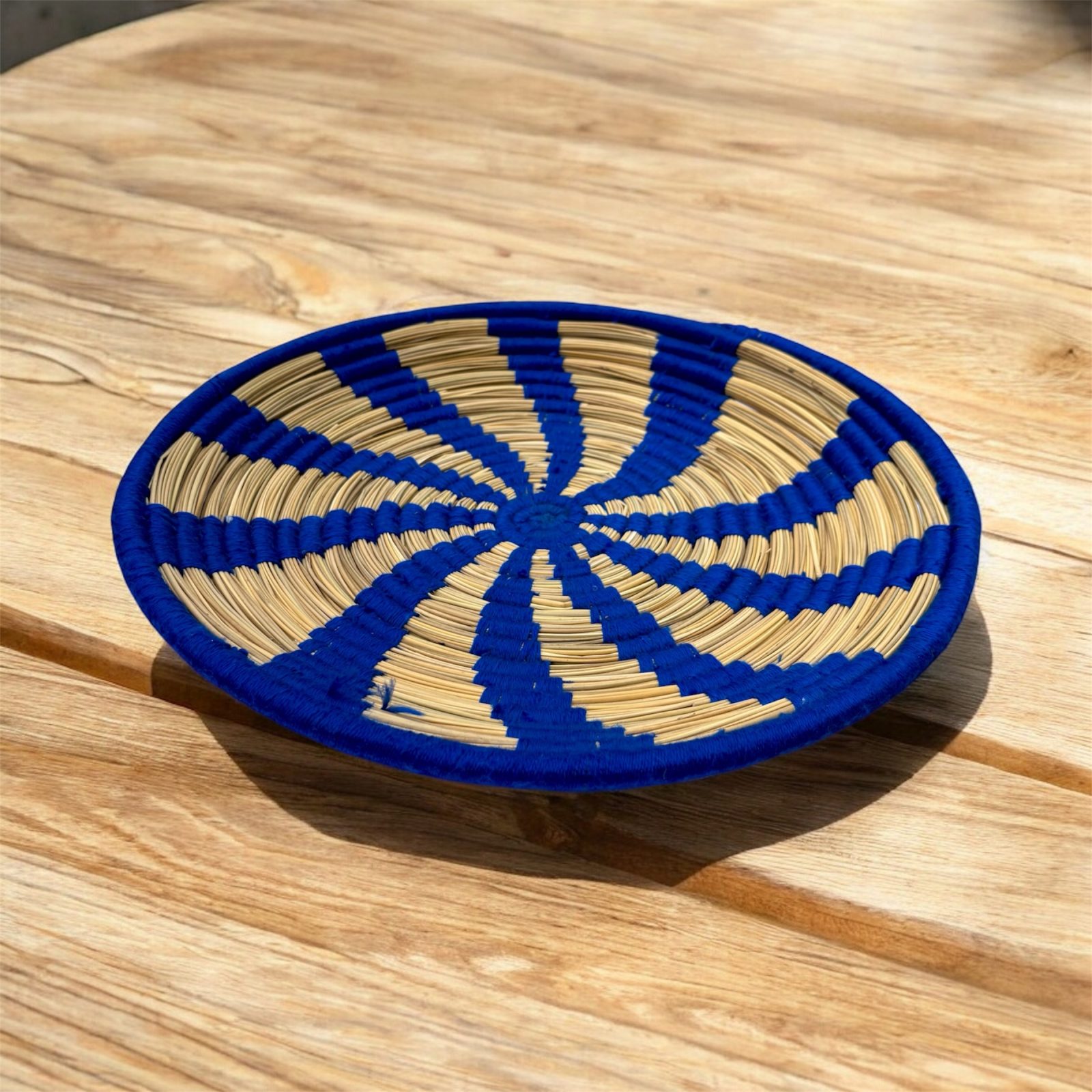 GRAND PLATEAU MAROCAIN ROND EN LAINE BLEU MAJORELLE ET FEUILLES DE PALMIER – Image 2