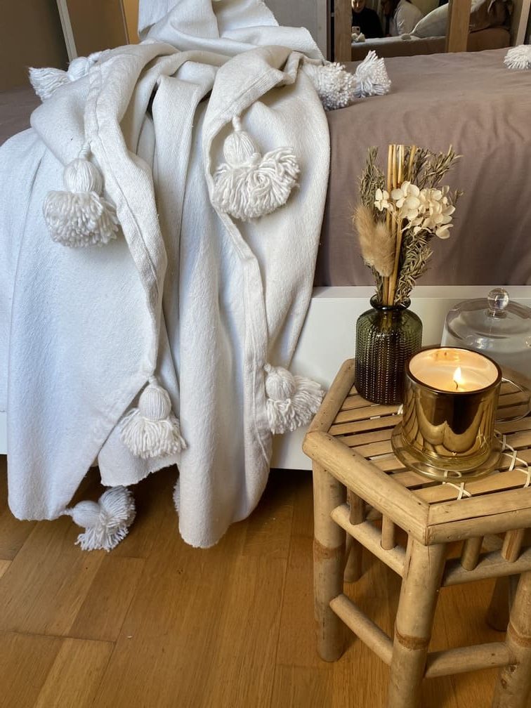 Chambre en décoration cocooning marocaine avec tapis berbère et matières naturelles