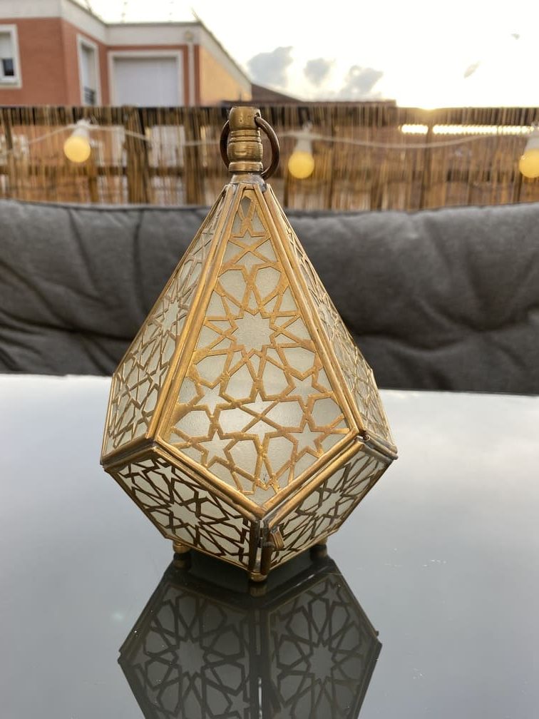 Suspension marocaine en raphia pour une lumière douce et cocooning