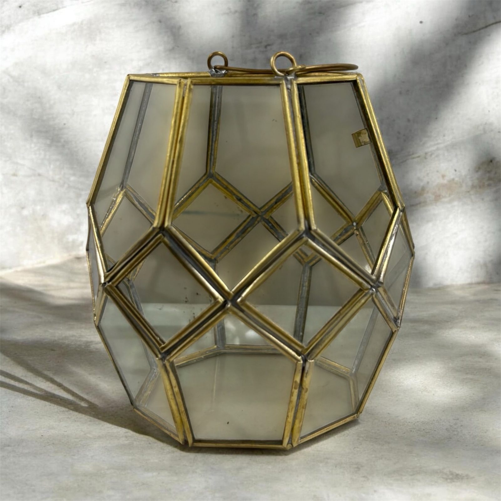 Lanterne en fer forgé doré et verre